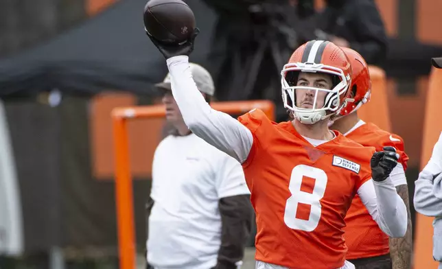 Cleveland Browns quarterback Kenny Pickett (8) throws during an NFL football practice, Wednesday, May 28, 2025, in Berea, Ohio. (AP Photo/Phil Long)