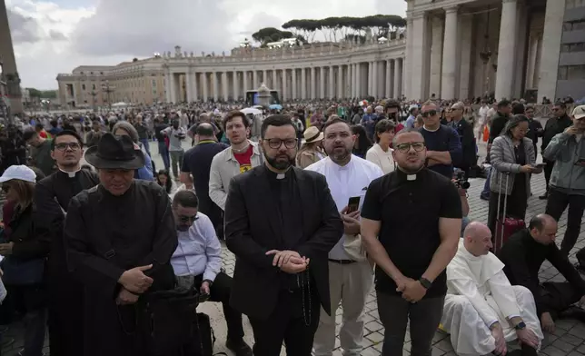 People at St. Peter's square wait to see smoke pour from the chimney of the Sistine Chapel where 133 cardinals are gathering on the second day of the conclave to elect a successor to late Pope Francis, at the Vatican, Thursday, May 8, 2025 (AP Photo/Alessandra Tarantino)