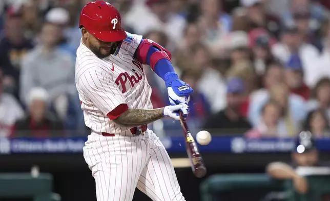 Philadelphia Phillies' Edmundo Sosa breaks his bat on a ground out against Atlanta Braves pitcher Enyel De Los Santos during the fifth inning of a baseball game Tuesday, May 27, 2025, in Philadelphia. (AP Photo/Matt Slocum)