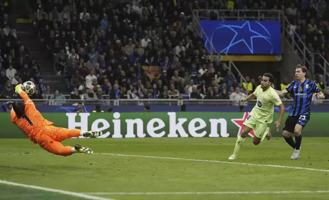 Barcelona's Eric Garcia, center, attempts a shot at goal and saved by Inter Milan's goalkeeper Yann Sommer during the Champions League semifinal second leg soccer match between Inter Milan and Barcelona at San Siro stadium in Milan , Italy, Tuesday, May 6, 2025. (AP Photo/Luca Bruno)