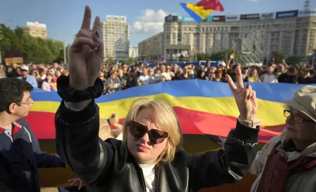People attend an electoral rally supporting Presidential candidate Nicusor Dan a week ahead of the second round of the country's presidential election redo in Bucharest, Romania, Sunday, May 11, 2025. (AP Photo/Vadim Ghirda)