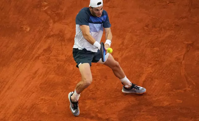 Britain's Jack Draper returns to Norway's Casper Ruud during the Madrid Open tennis final in Madrid, Spain, Sunday, May 4, 2025. (AP Photo/Manu Fernandez)