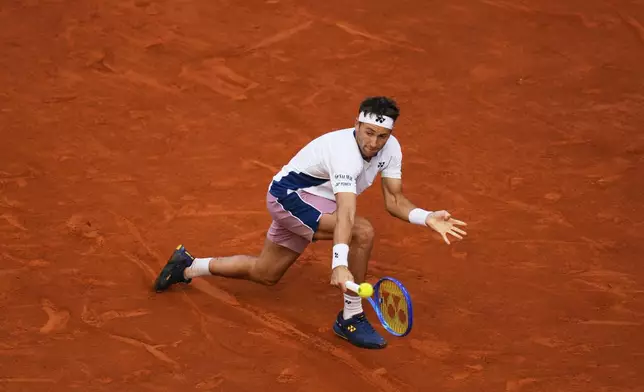 Norway's Casper Ruud returns to Britain's Jack Draper during the Madrid Open tennis final in Madrid, Spain, Sunday, May 4, 2025. (AP Photo/Manu Fernandez)