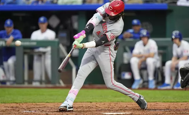 Cincinnati Reds' Elly De La Cruz hits a solo home run during the fourth inning of a baseball game against the Kansas City Royals, Tuesday, May 27, 2025, in Kansas City, Mo. (AP Photo/Charlie Riedel)