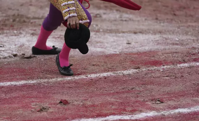Mexican bullfighter Diego Silveti holds his montera, or bullfighter's hat, during a bullfight in Aguascalientes, Mexico, Sunday, April 27, 2025. (AP Photo/Eduardo Verdugo)