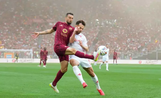 Roma's Bryan Cristante, left, vies for the ball with Fiorentina's Marin Pongracic, during the Italian Serie A soccer match between Roma and Fiorentina at Rome's Olympic stadium, Italy, Sunday, May 4, 2025. (Alfredo Falcone/LaPresse via AP)