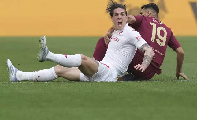 Roma's Zeki Celik, right and Fiorentina's Nicolo Zaniolo collide, during the Italian Serie A soccer match between Roma and Fiorentina at Rome's Olympic stadium, Italy, Sunday, May 4, 2025. (Alfredo Falcone/LaPresse via AP)