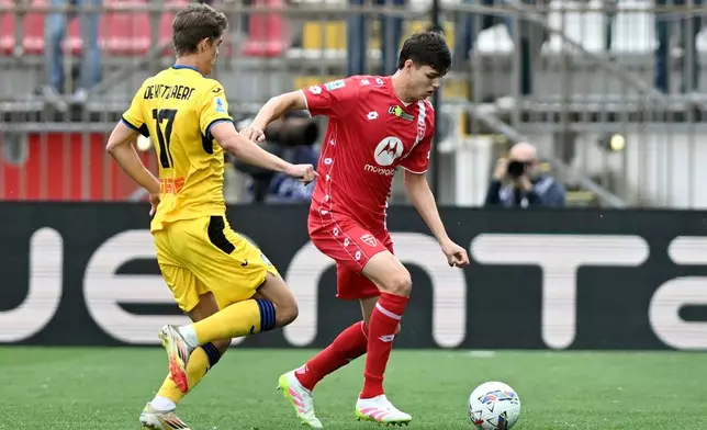 AC Monza's Tomás Palacios, right, and Atalanta's Charles De Ketelaere in action during the Serie A soccer match between Monza and Atalanta at the U-Power Stadium in Monza, Italy, Sunday May 4, 2025. (Studio Buzzi/LaPresse via AP)