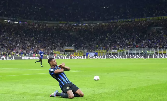 Inter Milan's Denzel Dumfries celebrates after scoring 2-1, during the Italian Serie A soccer match between Inter and Lazio at San Siro Stadium in Milan, Italy, Sunday, May 18, 2025. (Spada/LaPresse via AP)