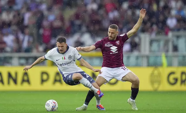 Torino's Nikola Vlasic, right, and Inter's Kristjan Asllani challenge for the ball during a Serie A soccer match between FC Torino and Inter Milan in Turin, Italy, Sunday , May 11 , 2025. (Spada/LaPresse via AP)