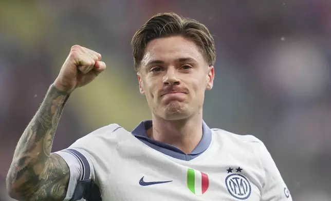 Inter Milan's Nicola Zalewski celebrates after scoring the opening goal during a Serie A soccer match between FC Torino and Inter Milan in Turin, Italy, Sunday , May 11 , 2025. (Spada/LaPresse via AP)