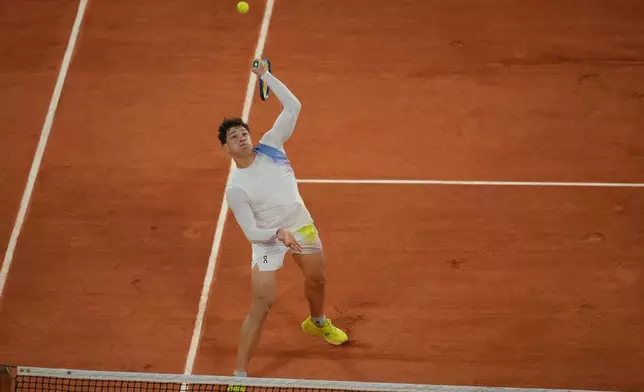 United States' Ben Shelton returns the ball to Lorenzo Sonego of Italy during their first round match of the French Tennis Open, at the Roland-Garros stadium, in Paris, Sunday, May 25, 2025. (AP Photo/Thibault Camus)
