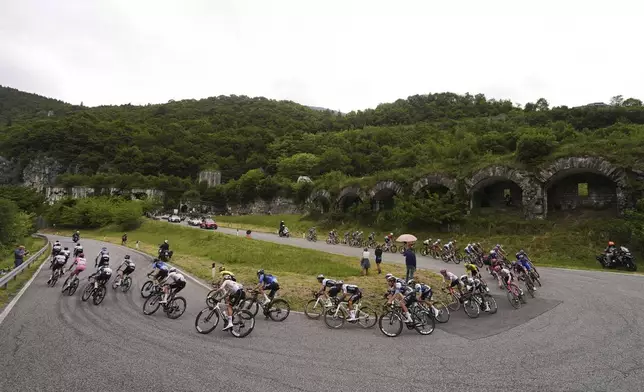 The pack rides during the stage 15 of the Giro d'Italia from Fiume Veneto to Asiago, Italy, Sunday, May 25, 2025. (Fabio Ferrari/LaPresse via AP)