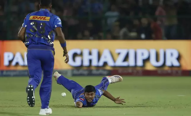 Mumbai Indians' Ashwani Kumar drops the catch of Punjab Kings' Prabhsimran Singh during the Indian Premier League cricket match between Punjab Kings and Mumbai Indians at Sawai Mansingh Stadium in Jaipur, India, Monday, May 26, 2025. (AP Photo/Surjeet Yadav)