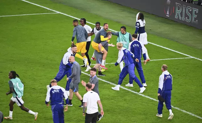 Tottenham players celebrate their victory after the Europa League final soccer match between Tottenham Hotspur and Manchester United at the San Mamés Stadium in Bilbao, Spain, Wednesday, May 21, 2025. (AP Photo/Miguel Oses)