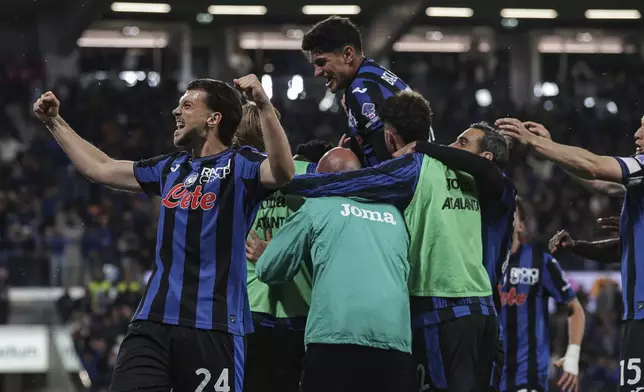 Atalanta's Lazar Samardzic, left, and his teammates celebrate their side's second goal during the Serie A soccer match between Atalanta Bergamo and AS Roma in Bergamo, Italy, Monday, May 12, 2025. (Stefano Nicoli/LaPresse via AP)