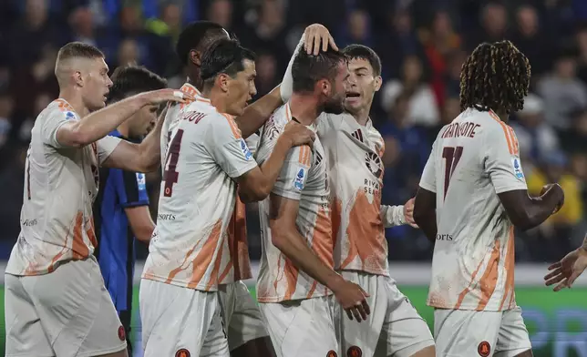 Roma's Bryan Cristante, third right, celebrates with his teammates after scoring his side's first goal during the Serie A soccer match between Atalanta Bergamo and AS Roma in Bergamo, Italy, Monday, May 12, 2025. (Stefano Nicoli/LaPresse via AP)