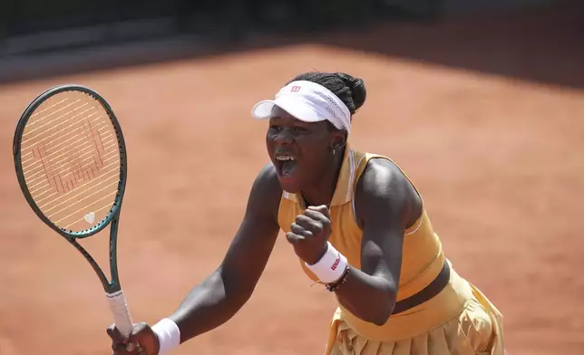Canada's Victoria Mboko celebrates beating New Zealand's Lulu Sun during their first round match of the French Tennis Open, at the Roland-Garros stadium, in Paris, Sunday May 25, 2025. (AP Photo/Christophe Ena)