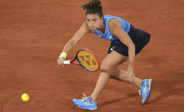 Italy's Jasmine Paolini returns the ball to Australia's Ajla Tomljanovic during their second round match of the French Tennis Open, at the Roland-Garros stadium, in Paris, Wednesday, May 28, 2025. (AP Photo/Christophe Ena)