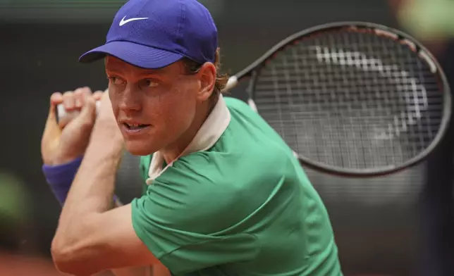 Italy's Jannik Sinner returns the ball to Jiri Lehecka of the Czech Republic during their third round match of the French Tennis Open, at the Roland-Garros stadium, in Paris, Saturday, May 31, 2025. (AP Photo/Thibault Camus)