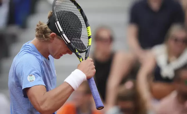 United States' Ethan Quinn reacts as he plays Tallon Griekspoor of the Netherlands during their third round match of the French Tennis Open, at the Roland-Garros stadium, in Paris, Saturday, May 31, 2025. (AP Photo/Thibault Camus)
