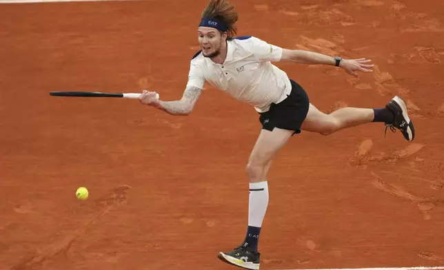 Kazakhstan's Alexander Bublik plays a shot against Italy's Jannik Sinner during their quarterfinal match of the French Tennis Open at the Roland-Garros stadium in Paris, Wednesday, June 4, 2025. (AP Photo/Aurelien Morissard)