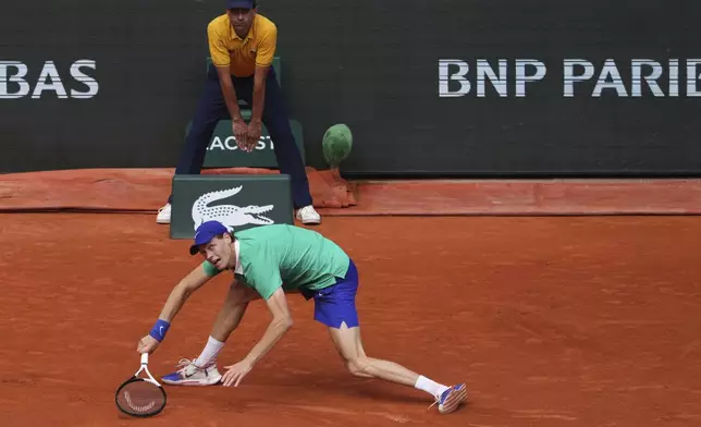 Italy's Jannik Sinner plays a shot against Kazakhstan's Alexander Bublik during their quarterfinal match of the French Tennis Open at the Roland-Garros stadium in Paris, Wednesday, June 4, 2025. (AP Photo/Lindsey Wasson)