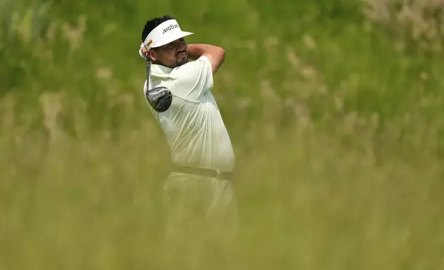 Jason Day, of Australia, tees off on the seventh hole during the first round of the U.S. Open golf tournament at Oakmont Country Club Thursday, June 12, 2025, in Oakmont, Pa. (AP Photo/Charlie Riedel)