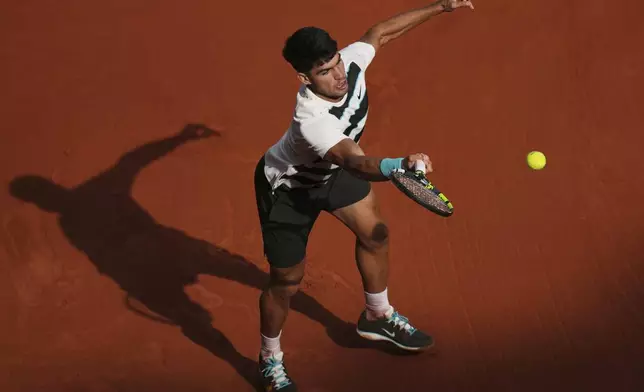 Spain's Carlos Alcaraz returns the ball to Ben Shelton of the U.S. during their fourth round match of the French Tennis Open, at the Roland-Garros stadium, in Paris, Sunday, June 1 2025. (AP Photo/Christophe Ena)