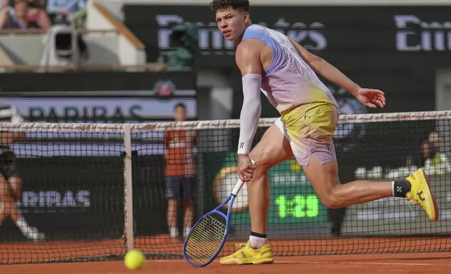 Ben Shelton of the U.S. returns the ball to Spain's Carlos Alcaraz during their fourth round match of the French Tennis Open, at the Roland-Garros stadium, in Paris, Sunday, June 1 2025. (AP Photo/Christophe Ena)