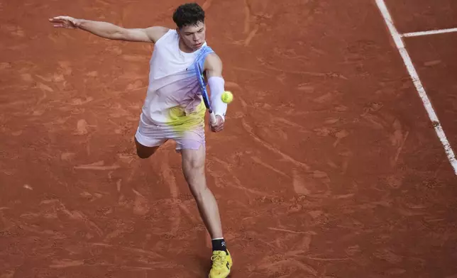 Ben Shelton of the U.S. returns the ball to Spain's Carlos Alcaraz during their fourth round match of the French Tennis Open, at the Roland-Garros stadium, in Paris, Sunday, June 1 2025. (AP Photo/Christophe Ena)