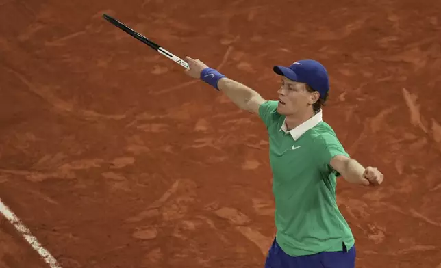 Italy's Jannik Sinner celebrates as he won the semifinal match of the French Tennis Open against Serbia's Novak Djokovic at the Roland-Garros stadium in Paris, Friday, June 6, 2025. (AP Photo/Christophe Ena)