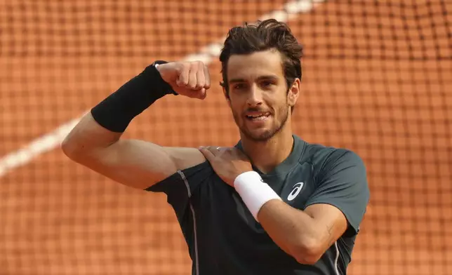 Italy's Lorenzo Musetti celebrates as he won the quarterfinal match of the French Tennis Open against Frances Tiafoe of the U.S. at the Roland-Garros stadium in Paris, Tuesday, June 3, 2025. (AP Photo/Aurelien Morissard)