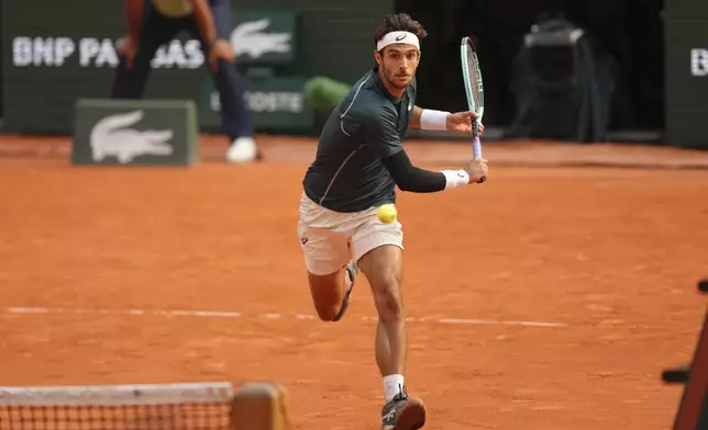 Italy's Lorenzo Musetti plays a shot against Frances Tiafoe of the U.S. during their quarterfinal match of the French Tennis Open at the Roland-Garros stadium in Paris, Tuesday, June 3, 2025. (AP Photo/Aurelien Morissard)