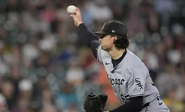 Chicago White Sox starting pitcher Davis Martin throws against the Houston Astros during the first inning of a baseball game Thursday, June 12, 2025, in Houston. (AP Photo/David J. Phillip)
