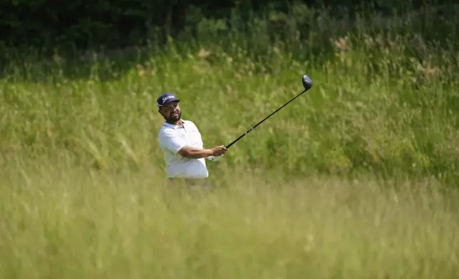 J.J. Spaun watches his tee shot on the seventh hole during the first round of the U.S. Open golf tournament at Oakmont Country Club Thursday, June 12, 2025, in Oakmont, Pa. (AP Photo/Charlie Riedel)
