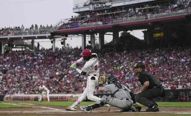 Cincinnati Reds' Elly De La Cruz hits an RBI single to score Jake Fraley during the fifth inning of a baseball game against the New York Yankees, Monday, June 23, 2025, in Cincinnati. (AP Photo/Joshua A. Bickel)