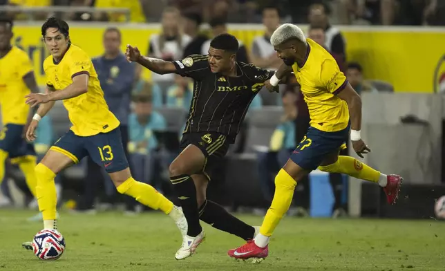 Los Angeles FC midfielder Igor Jesus, center, and Club América forward Rodrigo Aguirre, right, vie for the ball during the first half of a FIFA Club World Cup play-in soccer match, Saturday, May 31, 2025, in Los Angeles. (AP Photo/Kyusung Gong)