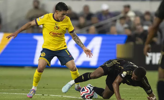 Club América forward Víctor Dávila, left, and Los Angeles FC midfielder Timothy Tillman, right, vie for the ball during the first half of a FIFA Club World Cup play-in soccer match Saturday, May 31, 2025, in Los Angeles. (AP Photo/Kyusung Gong)