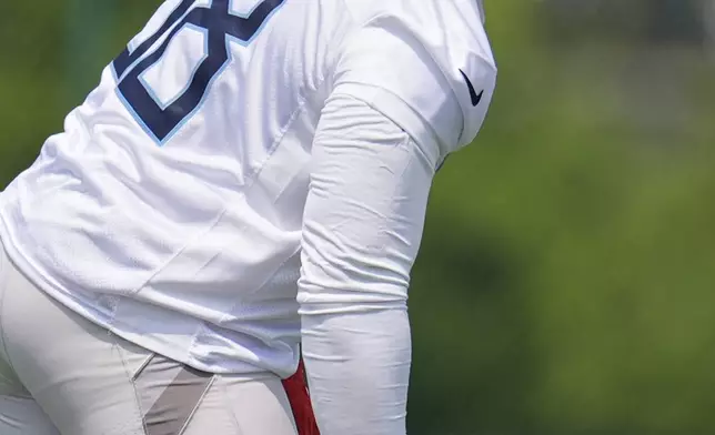 Tennessee Titans defensive tackle Jeffery Simmons (98) warms up during practice at NFL football minicamp Tuesday, June 10, 2025, in Nashville, Tenn. (AP Photo/George Walker IV)
