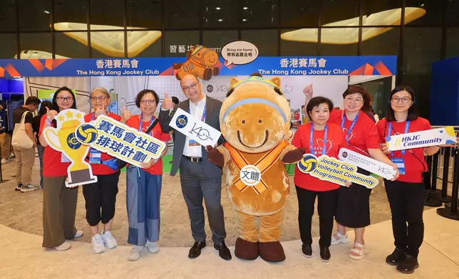 Members of the CARE@hkjc Volunteer Team provide face-painting services and pose for a photo with Raymond Tam, Executive Director of Corporate Affairs of The Hong Kong Jockey Club (4th left).