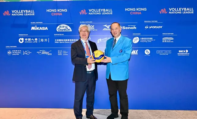 To thank the Club for its support for the Jockey Club Volleyball Community Programmes, Club Steward Dr Silas Yang (left) is presented with a volleyball signed by players from the China Women’s National Team by Wilfred Ng, President of Volleyball Association of Hong Kong, China (right).