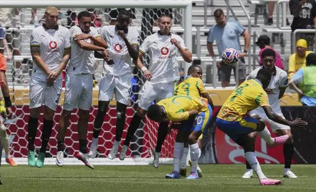 Mamelodi Sundowns' Teboho Mokoena shoots a free kick during the Club World Cup Group F soccer match between Mamelodi Sundowns and Borussia Dortmund in Cincinnati, Saturday, June 21, 2025. (AP Photo/Jeff Dean)