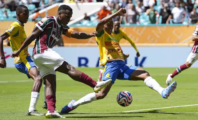 Mamelodi Sundowns' Grant Kekana, right, defends on a shot on goal by Fluminense's Jhon Arias a during the Club World Cup Group F soccer match between Mamelodi Sundowns and Fluminense in Miami Gardens, Fla., Wednesday, June 25, 2025. (AP Photo/Marta Lavandier)