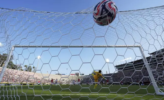 Urawa Red Diamonds' Shusaku Nishikawa fails to block a goal by Monterrey's German Berterame during the Club World Cup Group E soccer match be tween Urawa Red Diamonds and CF Monterrey in Pasadena, Calif., Wednesday, June 25, 2025. (AP Photo/Gregory Bull)
