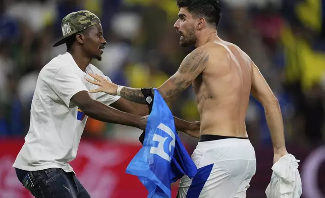 A fan asks for the jersey to Al Hilal's Ruben Neves during the Club World Cup Group H soccer match between Al Hilal and CF Pachuca in Nashville, Tenn., Thursday, June 26, 2025. (AP Photo/George Walker IV)