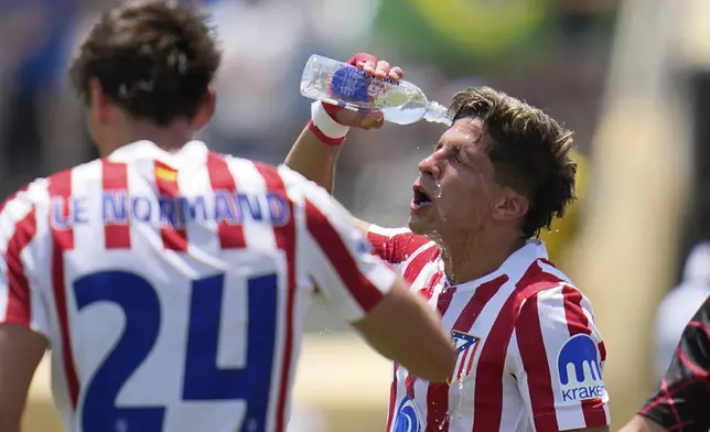 Atletico Madrid's Giuliano Simeone refreshes himself during the Club World Cup Group B soccer match between Atletico Madrid and Botafogo in Pasadena, Calif., Monday, June 23, 2025. (AP Photo/Gregory Bull)