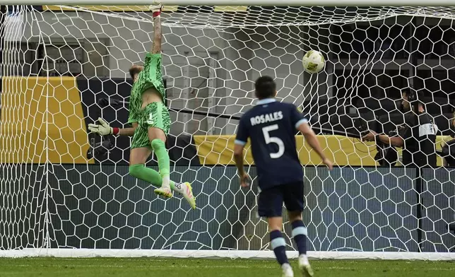 Canada goalkeeper Dayne St. Clair (1) gives up a goal to Guatemala forward Rubio Mendez (9) during the second half of a CONCACAF Gold Cup quarterfinals soccer match Sunday, June 29, 2025, in Minneapolis. (AP Photo/Abbie Parr)