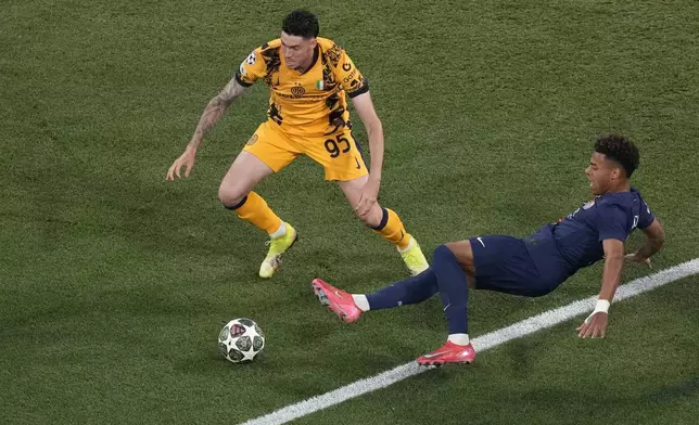 PSG's Desire Doue, right, and Inter Milan's Alessandro Bastoni battle for the ball during the Champions League final soccer match between Paris Saint-Germain and Inter Milan at the Allianz Arena in Munich, Germany, Saturday, May 31, 2025. (AP Photo/Michael Probst)