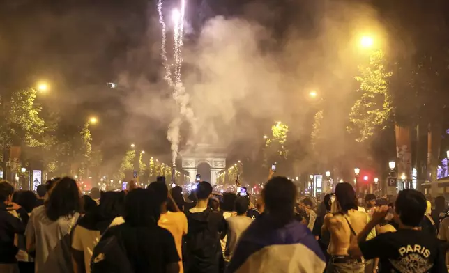 PSG supporters invade the Champs-Elysees avenue after the Champions League final soccer match between Paris Saint-Germain and Inter Milan, Saturday, May 31, 2025 in Paris. (AP Photo/Thomas Padilla)
